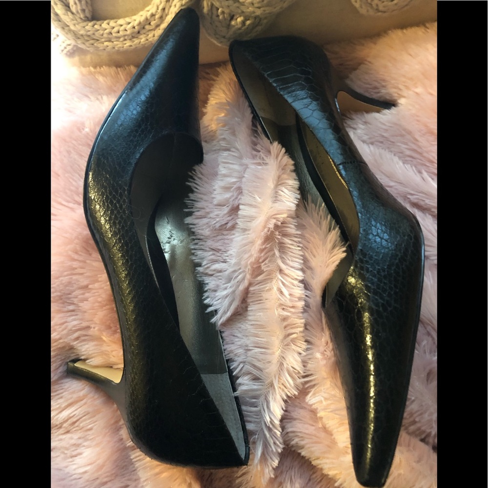 Beautiful Black Bandolino dress shoes, small heel